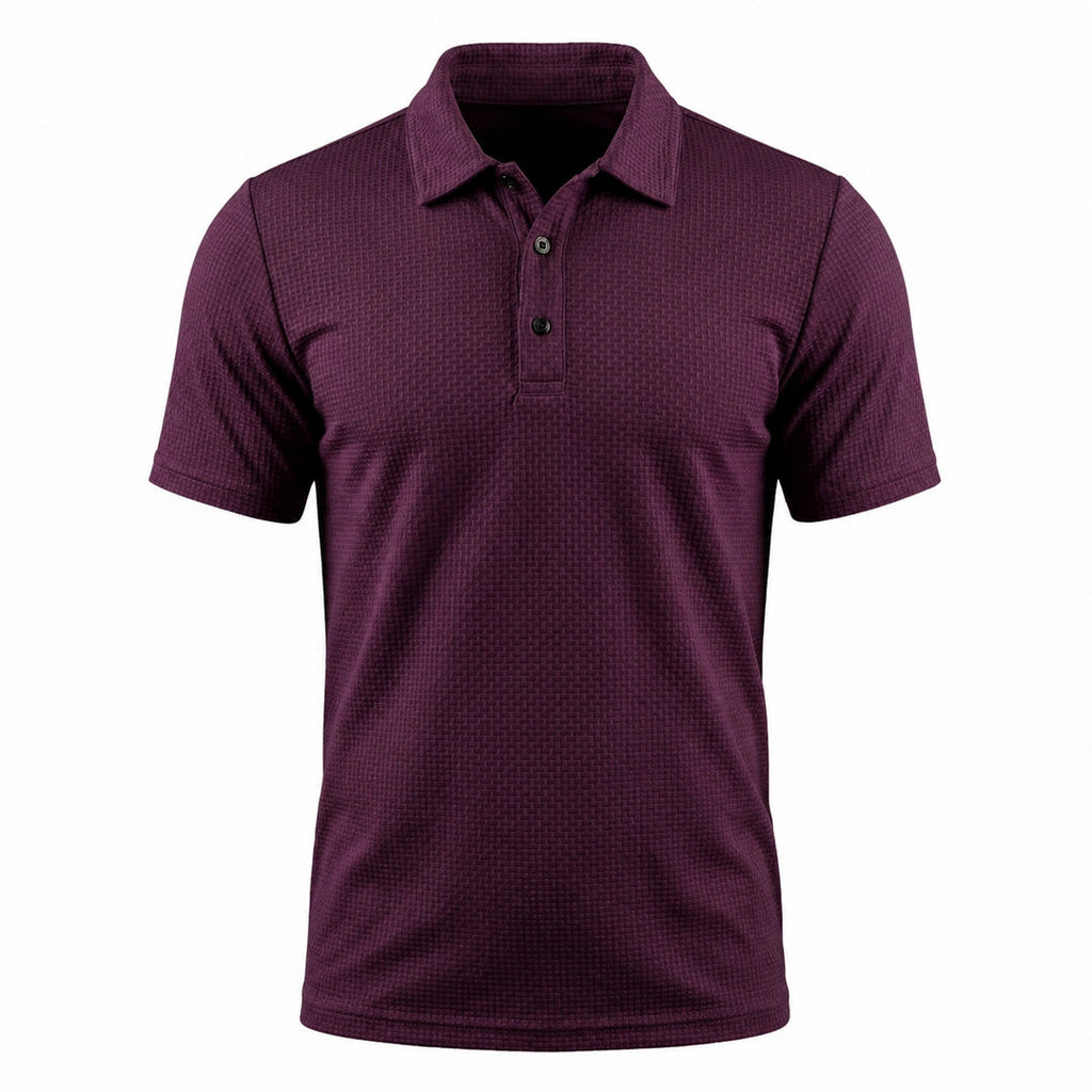 Homme portant un polo camel à manches courtes, avec col boutonné et texture discrète, associé à un pantalon foncé