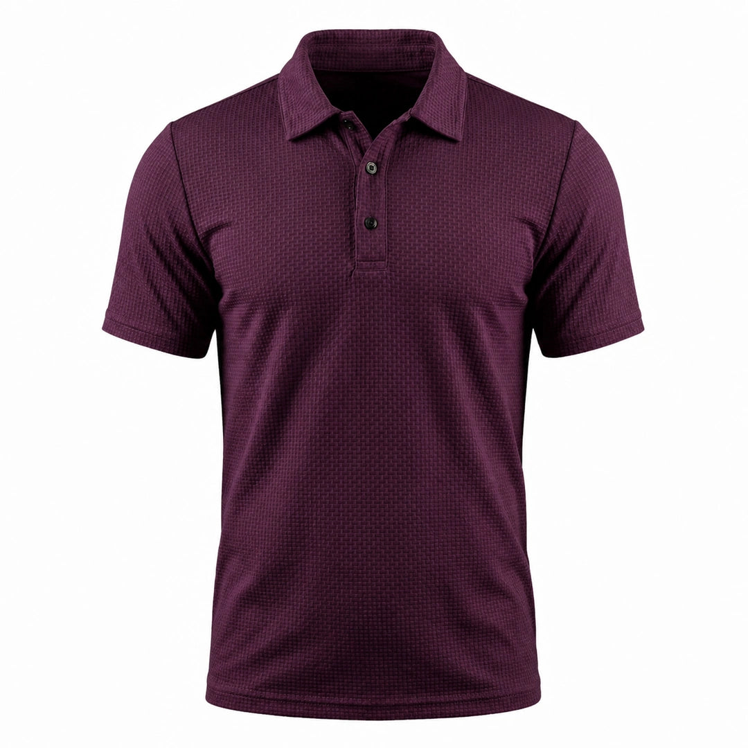 Homme portant un polo camel à manches courtes, avec col boutonné et texture discrète, associé à un pantalon foncé