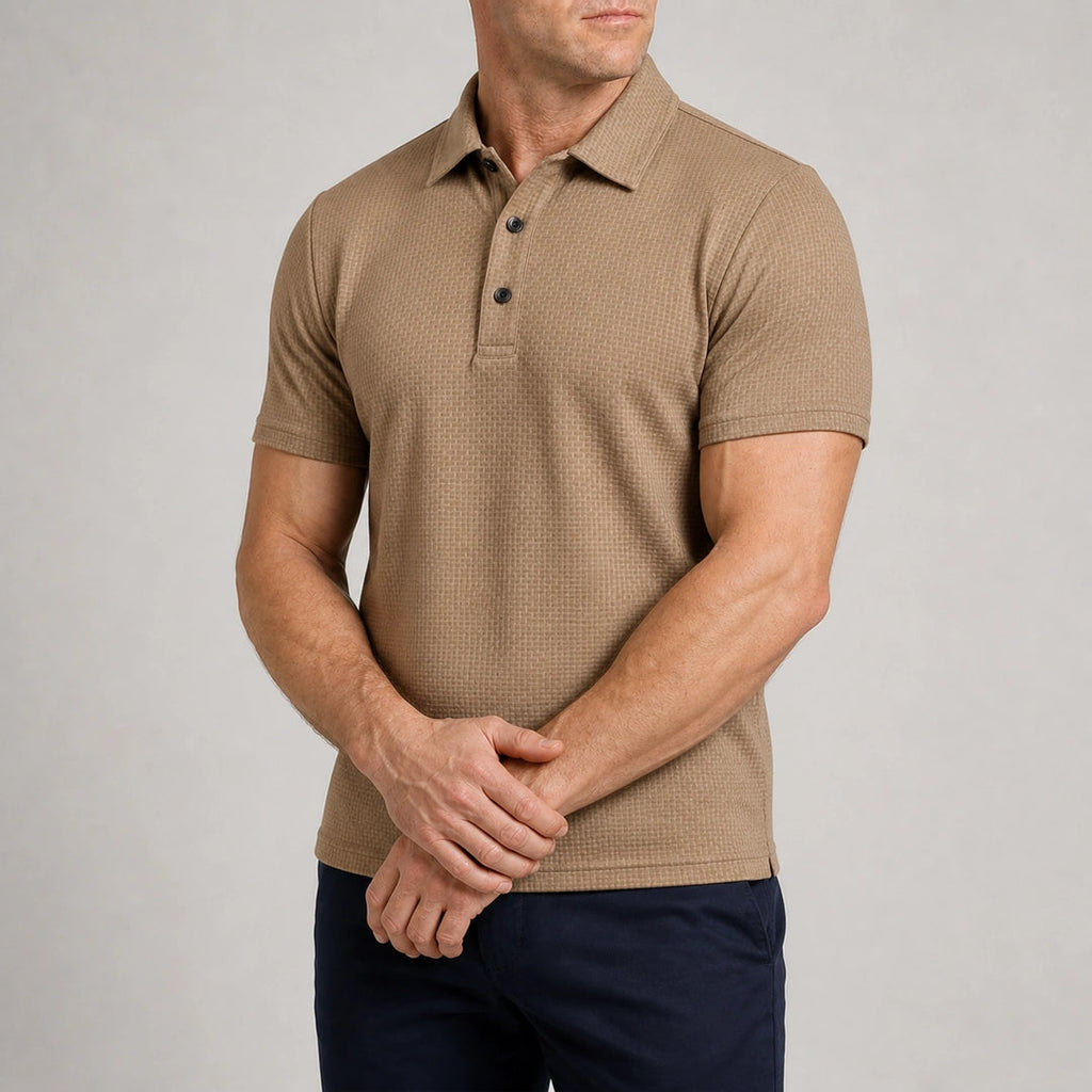 Homme portant un polo camel à manches courtes, avec col boutonné et texture discrète, associé à un pantalon foncé