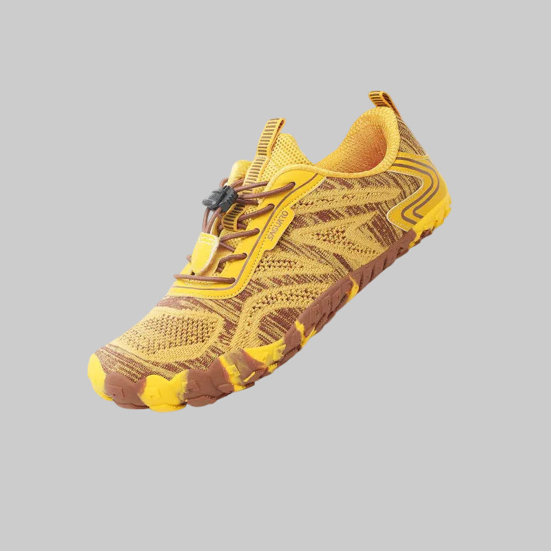 Chaussure SAGUARO kaki et grise, avec touches orange et laçage à cordon, vue de trois quarts